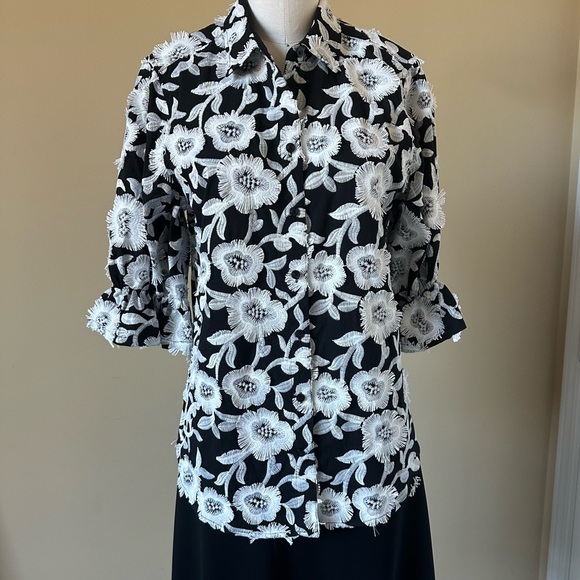 Chico’s Black & White 3D Embroidered Floral Shirt Chico's Size 1, Size 8 - Picture 1 of 7